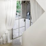 Zasłony z surowego lnu (od Leliere) upięte jak pałacowe jedwabie. Chwosty od Houles.