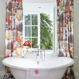 Czym zasłonić okno w łazience