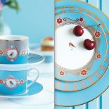 Zastawa stołowa z kolorowymi ptakami i bajkowymi wzorami na poprawę humoru.