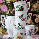 Zastawa stołowa z roślinami i owadami