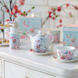 Zastawa stołowa z roślinami i owadami