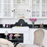 Zastawę stołową projektantka sprowadziła z Gien, najstarszej francuskiej manufaktury fajansu.