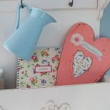 Zawieszka w kształcie dużego serca. Wykonana przy życiu farby akrylowej oraz materiałów do scrapbookingu. Magdalena