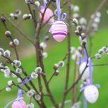 zawieszki wielkanocne jajka dekoracje przed domem