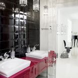 Zawsze zgrany duet - czerwień i czerń. Płytki Tubądzin Piccadilly Black, umywalki od Villeroy Boch, flakony i pojemniki