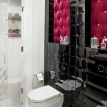 Zawsze zgrany duet - czerwień i czerń. Płytki Tubądzin Piccadilly Black, umywalki od Villeroy Boch, flakony i pojemniki