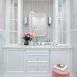 biała łazienka z różowymi dodatkami