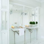 Biała łazienka w stylu glamour