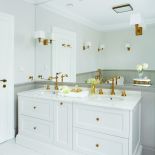 Biała łazienka ze złotymi dodatkami