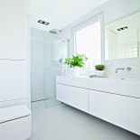 Biała łazienka styl nowoczesny