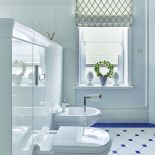 biała łazienka niebieskie dodatki