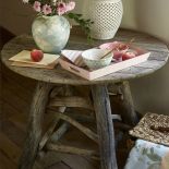 Akcesoria kuchenne: filiżanki, talerzyki, tace, dzbanki i flakony.