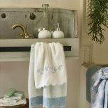 Ręczniki z pastelowymi wzorami.