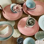 Ceramika i porcelana w kolorach zgaszonych pasteli.