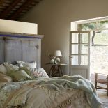 Pościel z falbanami i koronkami we wzory vintage.