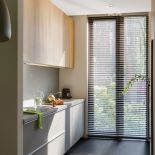 Czym zasłonić okno w kuchni