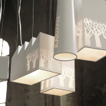 Zdjęcie: www.karmanitalia.it. Drzewo, domek, lampa