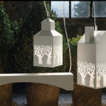 Zdjęcie: www.karmanitalia.it. Drzewo, domek, lampa