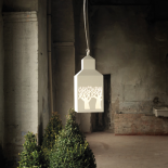 Zdjęcie: www.karmanitalia.it. Drzewo, domek, lampa