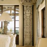 Zdobienia na ścianie przypominają kolumne.