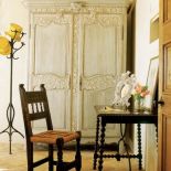 Zdobiona drewniana szafa. Prowansja odnaleziona w Kaliforni