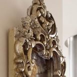 Zdobiona rama lustra. Pałacowy apartament