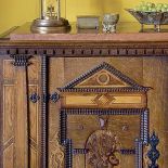 Zdobione meble dodają wnętrzu elegancji.