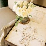 Zdobiony blat stolika. Prowansja odnaleziona w Kaliforni