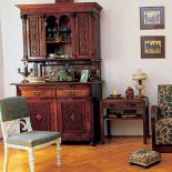 Zdobiony kredens jest ozdobą wnętrza.