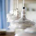 Ze srebrnym metalowym kloszem, 645 zł. HOUSE MORE