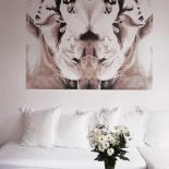 Ze swoich fotograficznych notatek z podróży Mona tworzy grafiki. Ta w salonie to Manekiny z Paryża , pamiątka po wizycie