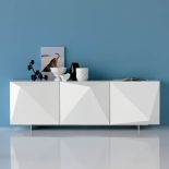 Ze szklanymi półkami i szufladą, do wyboru kolor czarny. Cena – 2849 euro. STUDIO ITALIA