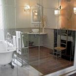 Żeby było bardziej nastrojowo, można rozpalić w kominku z brązowego marmuru.