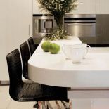 Żeby kuchnia nie była śmiertelnie poważna, wyspa świeci na pomarańczowo.