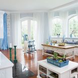 Żeby nie marnować miejsca w wykuszu okiennym przygotowano przytulny kącik.