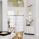 Żeby obniżyć strop projektant użył kilku sztuczek architektonicznych, np. niżej zamontowane karnisze.