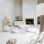 Żeby ocieplić surowe kamienne wnętrza wybrano spokojne kolory: od kremowych po beże i dołożono do tego najbardziej miękkie ze