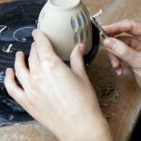 Żeby powstał kubek, potrzeba anielskiej cierpliwości i jubilerskiej ręki.