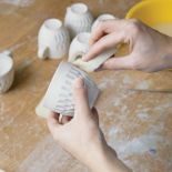 Żeby powstał kubek, potrzeba anielskiej cierpliwości i jubilerskiej ręki.