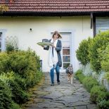 Żeby tu trafić, trzeba przejść przez dom.