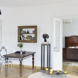 Żeby zachować ducha domu z dawnych czasów, trochę rzeczy dokupiły na Kole: łóżko, szafę. Starannie