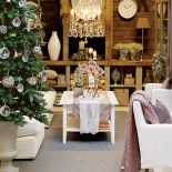 Zegar Clotilde, 639 zł, żyrandol Nostalgia, 3680 zł, świece – od 15 zł, ceramiczny wazon Alma, 259 zł,