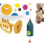 Zegar Ellipse z Progetti, drewniany miś Kaya Bojesena z Rosendahla, pluszowa trąbka projektu Lisy Sanchis, zegar C’era una