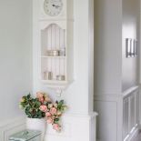 Zegar ze sklepu Fryderyk Gallery z fikuśną półeczką na drobiazgi idealnie udaje antyk.