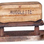 Żelazko austriackiej firmy Bugolette z ok. 1920 roku, sprzedawane przez Wawrina Co., Wiedeń, z kolekcji Piotra Widenki