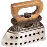 Żelazko na węgiel, koniec XIX w., Muzeum Historyczne Miasta Krakowa, fot. A. Wojtuń/Green Carrot.