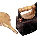 Żelazko na węgiel, z dmuchawą, która podtrzymywała w środku wysoką temperaturę, fot. Forum