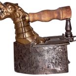 Żelazko na węgiel, z kominem w kształcie głowy smoka, prawdopodobnie dla leworęcznych, produkowane w latach