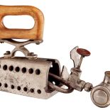 Żelazko Omega z żeliwa niklowanego, Niemcy, Altenburg, pocz. XX w., Muzeum Narodowe we Wrocławiu