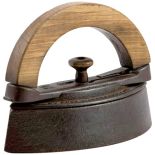 Żelazko z drewnianą rączką, fot. Diomedia